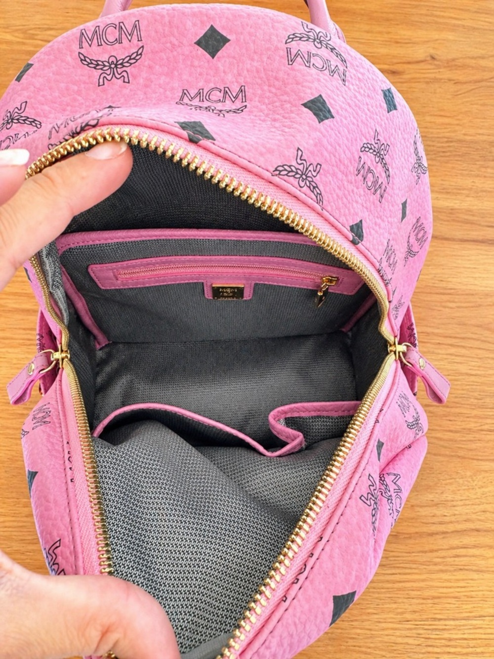 🎒 MCM Pink Visetos Backpack 🎒 Gold Hardware EUC - Picture 4 of 9